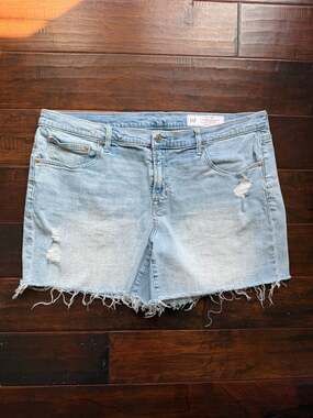 Gap 5" Mid Rise Girlfriend Denim Shorts Light Wash Distressed Size 18/34